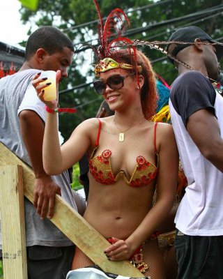 Rihanna in nuttigem Outfit, die ihre Brüste beim Barbados Kadooment Day Par begrapscht
 #75293463