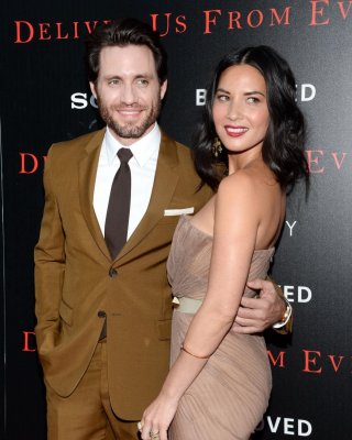 Olivia munn vollbusig im trägerlosen Kleid bei der Vorführung von Deliver Us From Evil in
 #75192922