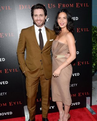 Olivia munn vollbusig im trägerlosen Kleid bei der Vorführung von Deliver Us From Evil in
 #75192929
