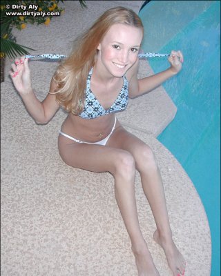 Dirty Aly zieht es am Pool aus
 #67845468