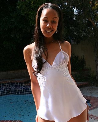 Langhaarige Teen Sista pimpt sich mit weißen Dessous und einem schwarzen Schwanz banging
 #73373430