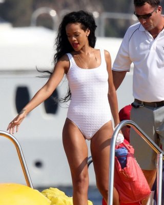 Rihanna im sexy weißen badeanzug posiert auf einem boot in cannes
 #75256000