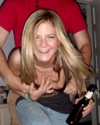 Betrunkene College-Mädchen Nippel rutscht und Titty blinkt in der Öffentlichkeit
 #76399422