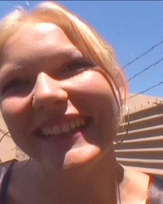 Süßes blondes Mädchen schluckt Cumshots in einem Hardcore-Gangbang
 #76044122