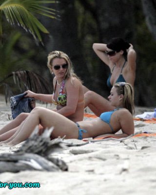 Britney spears zeigt ihre schöne rasierte Muschi und gibt Blowjob
 #75419125
