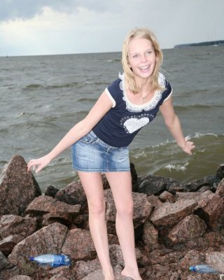 Tiny Teen zieht Höschen beiseite, um sich am Meer auszubreiten
 #78658798