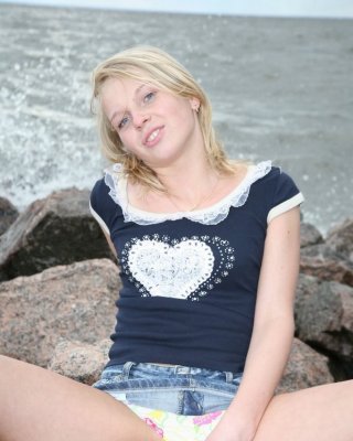 Tiny Teen zieht Höschen beiseite, um sich am Meer auszubreiten
 #78658832