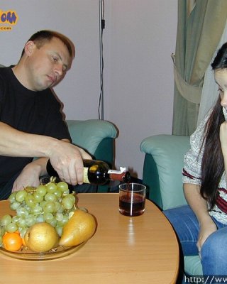 酔っぱらった若いティーンガールがタイトなバージンスリットを見せる
 #67869680