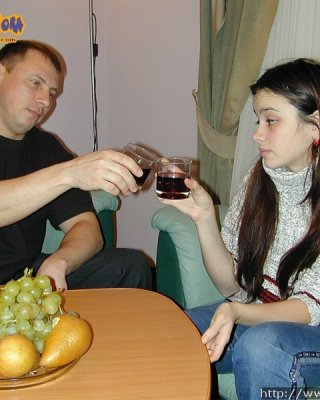 酔っぱらった若いティーンガールがタイトなバージンスリットを見せる
 #67869693
