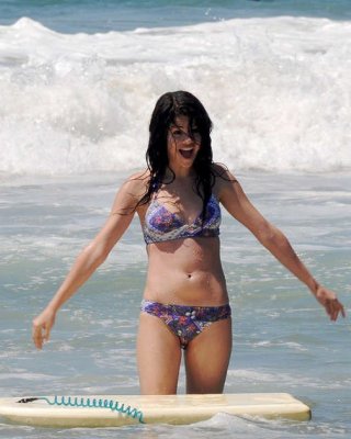 Selena gomez entblößt sexy Körper und heißen Arsch im Bikini am Strand
 #75334739