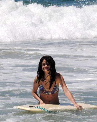 Selena gomez entblößt sexy Körper und heißen Arsch im Bikini am Strand
 #75334742