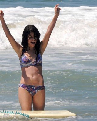 Selena gomez entblößt sexy Körper und heißen Arsch im Bikini am Strand
 #75334744