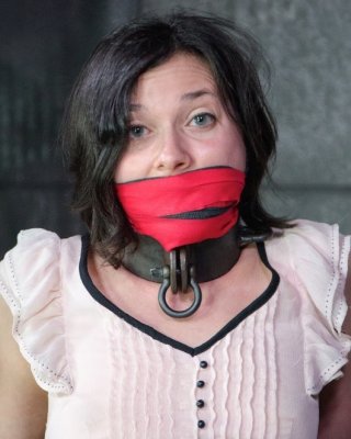Amy faye ist in Metall gebunden und trägt High Heels ihre Muschi zum Orgasmus gespielt
 #70796778