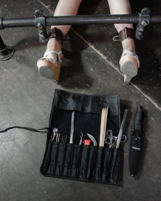 Amy faye ist in Metall gebunden und trägt High Heels ihre Muschi zum Orgasmus gespielt
 #70796789
