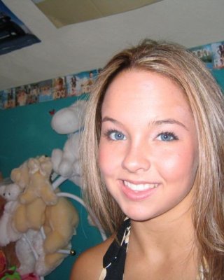 Bilder von einem Amateur-Hottie nackt auf ihrem Bett
 #77034889