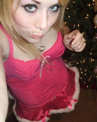 Bilder von einem Amateur-Hottie nackt auf ihrem Bett
 #77034961