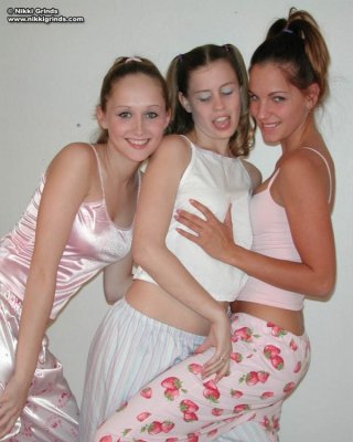 Drei lesbische Teens werden zusammen geil
 #67813077