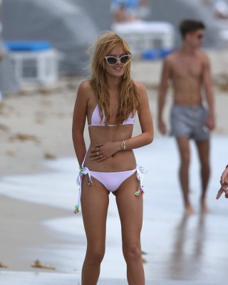 Bella thorne sieht heiß aus in einem winzigen weißen Bikini am Strand von Miami
 #75196149