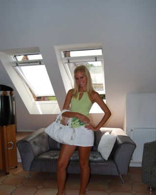 Blonde Teenie-Hottie in Strümpfen zeigt ihren schönen Körper
 #67756350