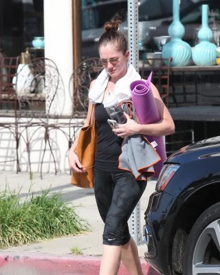 Minka kelly busty zeigt pokies in winzigen schwarzen top und leggings beim verlassen eines 
 #75172373