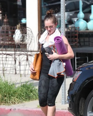 Minka kelly busty zeigt pokies in winzigen schwarzen top und leggings beim verlassen eines 
 #75172380