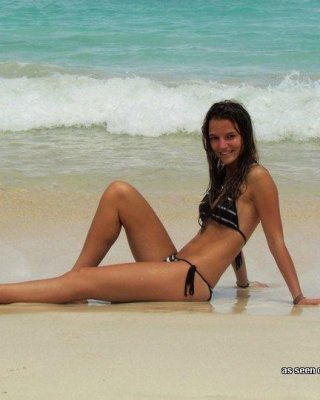 Schöne wilde Bildersammlung von Hotties, die im Freien posieren
 #75697353