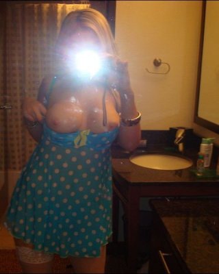 Zwei vollbusige Babes machen sexy Posen
 #68278571