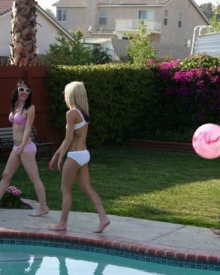 Blondes Teenie in weißem Höschen und BH posiert im Freien
 #73977924