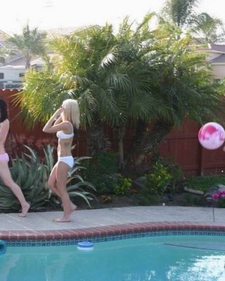 Blondes Teenie in weißem Höschen und BH posiert im Freien
 #73977938