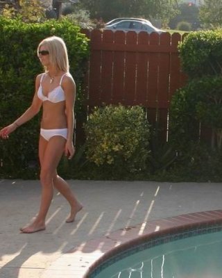 Blondes Teenie in weißem Höschen und BH posiert im Freien
 #73977954