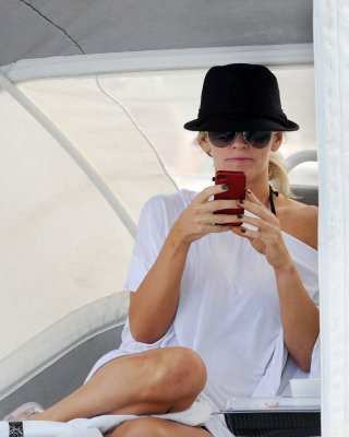 Jenny mccarthy entblößt ihren sexy Körper und riesige Brüste im schwarzen Bikini am Strand
 #75313409