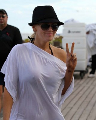 Jenny mccarthy entblößt ihren sexy Körper und riesige Brüste im schwarzen Bikini am Strand
 #75313417