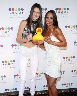 Kendall Jenner Wearing Tight Belly Top And White Pants At The Sugar Factory Gran