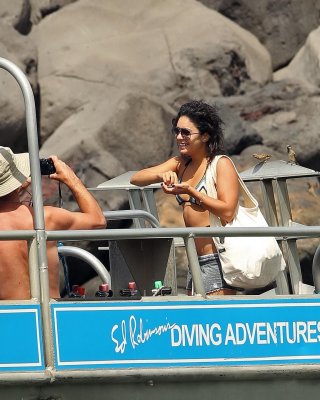 Vanessa Hudgens in Bikini-Top-Shorts beim Verlassen eines Bootes in Maui
 #75288176