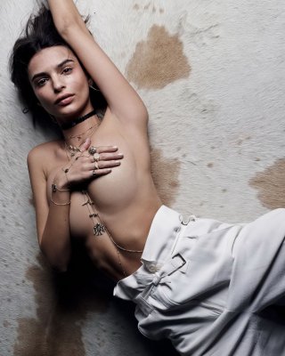 Emily Ratajkowski oben ohne versucht, ihre riesigen Brüste zu verstecken
 #75144589