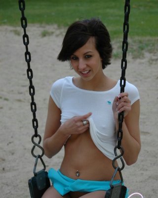 Heißes junges Babe zeigt uns ihre Titten
 #78633764