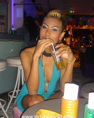 Lucious ladyboy hookers erhalten bezahlt, um zu masturbieren
 #79291966
