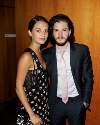 Alicia Vikander zeigt Dekolleté und Sideboob bei der "Testament der Jugend"-Premiere
 #75162145