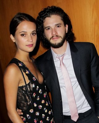 Alicia Vikander zeigt Dekolleté und Sideboob bei der "Testament der Jugend"-Premiere
 #75162154