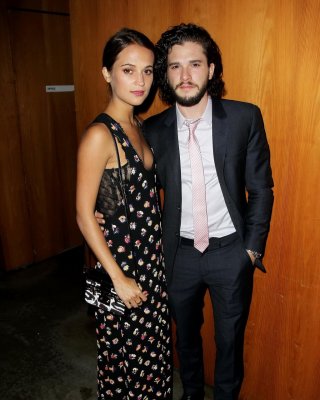 Alicia Vikander zeigt Dekolleté und Sideboob bei der "Testament der Jugend"-Premiere
 #75162159
