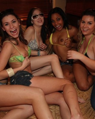 Betrunkenes Babe mit einem tollen Arsch fickt für einen Creampie auf einem Boot
 #75888765