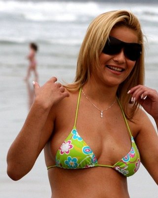 Heißes und sexy brasilianisches Strand-Babe macht sich für Mike nackig
 #70595710