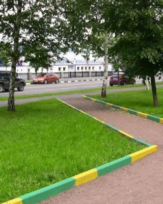 Mädchen mit langem Pferdeschwanz macht sich auf einer Gartenbank breit und nass
 #73238523