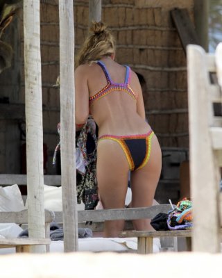 Kelly Brook Showing Off Her Curvy Bikini Body On A Beach In Ibiza