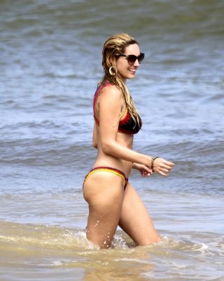 Kelly Brook Showing Off Her Curvy Bikini Body On A Beach In Ibiza