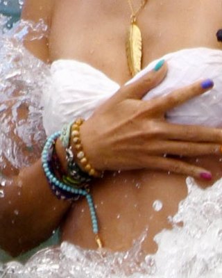 Alessandra Ambrosio trägt sexy weißen Bikini am hawaiianischen Strand
 #75291656