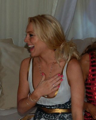Lindsay lohan sexy posieren und nippel slip paparazzi bilder
 #75432050
