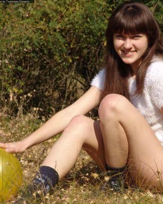 Outdoor-Mädchen juliya spielt auf dem Feld
 #68283793