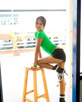 Leckere asiatische Hottie mit frechen Titten und zierlicher Beute
 #70004259