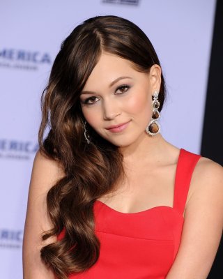 Kelli Berglund Wearing Red Belly Top And Skirt At The Captain America-The Winter